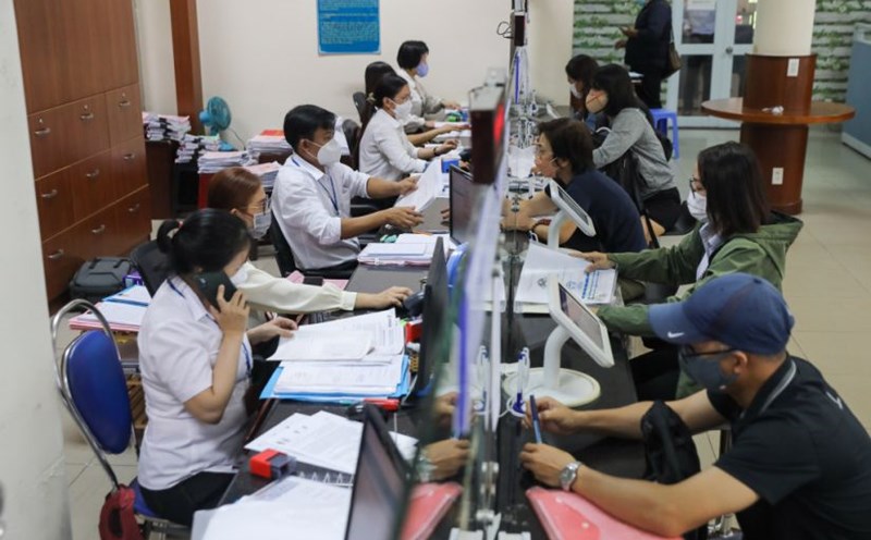 Officials doing administrative procedures at Thu Duc City People's Committee. Photo: Minh Quan