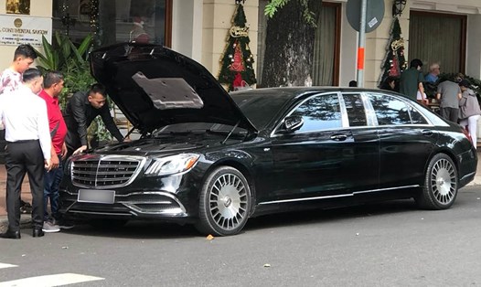 Mercedes-Maybach S450 Pullman xuất hiện trước một khách sạn tại TPHCM. Ảnh: Check In Supercar