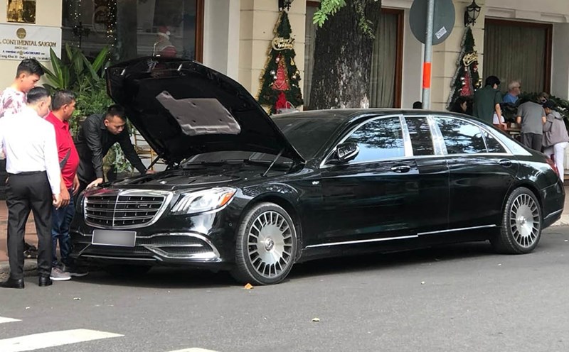 Mercedes-Maybach S450 Pullman appeared in front of a hotel in Ho Chi Minh City. Photo: Check In Supercar