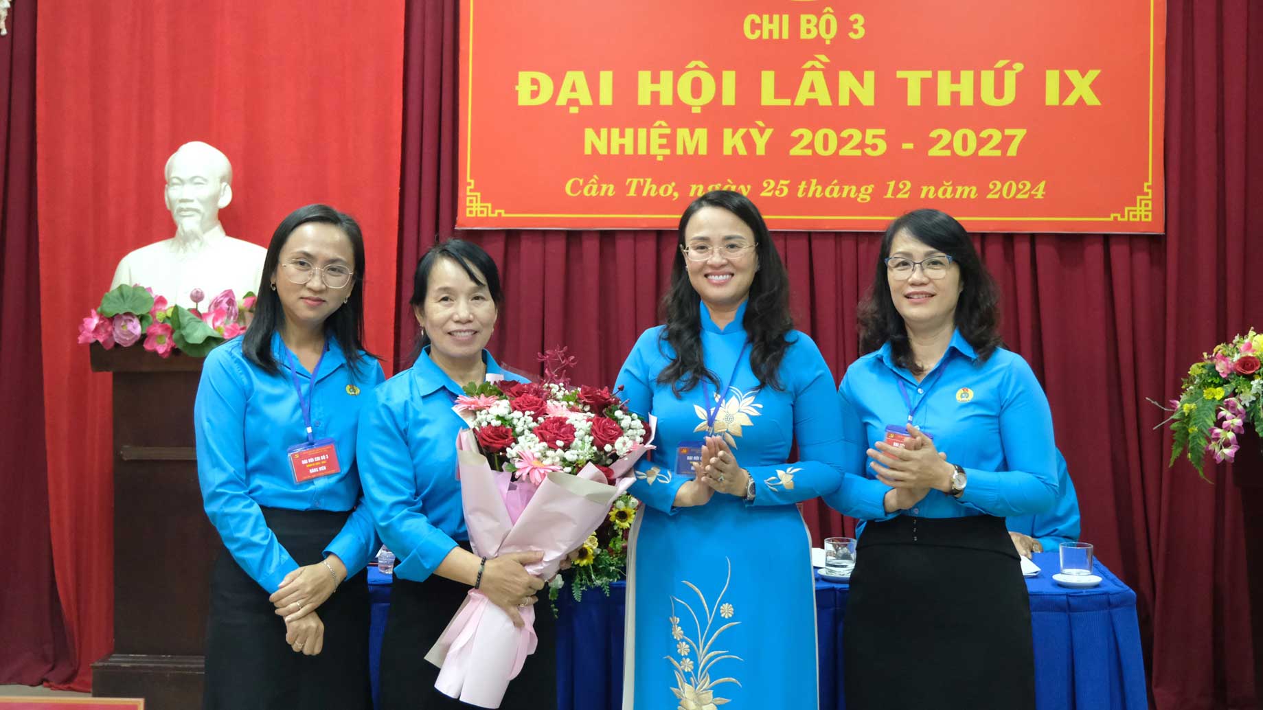 Bà Nguyễn Thị Diệu Hiền (cầm hoa) tái đắc cử chức Bí thư chi bộ 3, nhiệm kỳ 2025 – 2027. Ảnh: LĐLĐ TP Cần Thơ