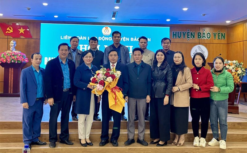 Presenting flowers to congratulate the new Chairman of the Labor Federation of Bao Yen district, Lao Cai province. Photo: Bao Yen Labor Federation
