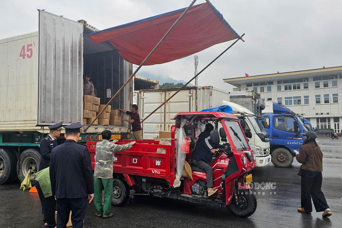 Boc xep hang hoa tai cua khau Bac Phong Sinh. Anh: Doan Hung