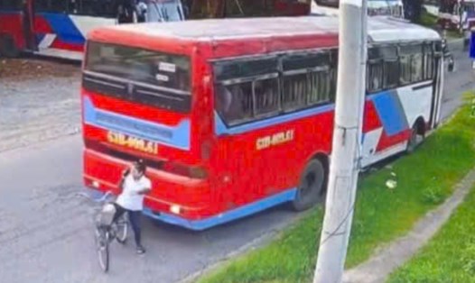 Hình ảnh vụ tai nạn giao thông khiến một nữ công nhân tử vong. Ảnh: Cắt từ clip