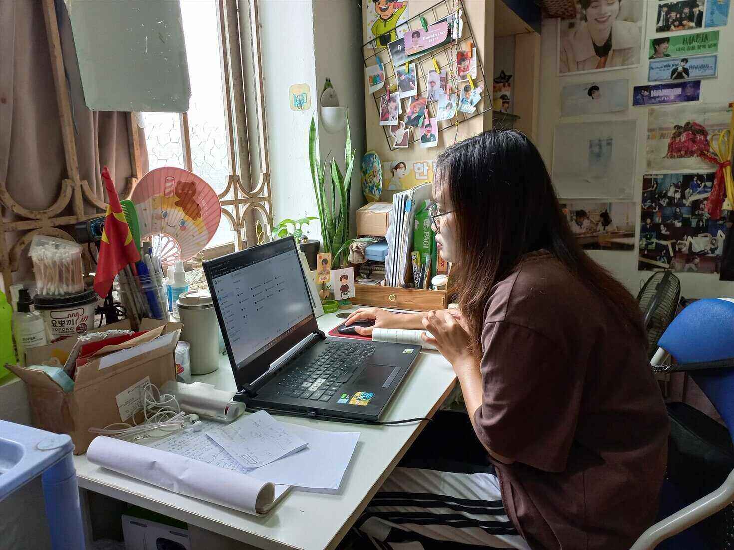 As Tet approaches, freelance workers have to find ways to make ends meet by selling online to increase their income when there is no Tet bonus. Illustration: Luong Hanh.