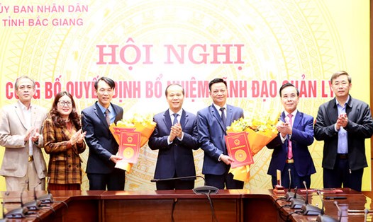 Quyền Chủ tịch UBND tỉnh Bắc Giang Mai Sơn trao Quyết định và tặng hoa chúc mừng ông La Văn Nam và ông Nguyễn Hữu Hưng. Ảnh: Cổng TTĐT Bắc Giang