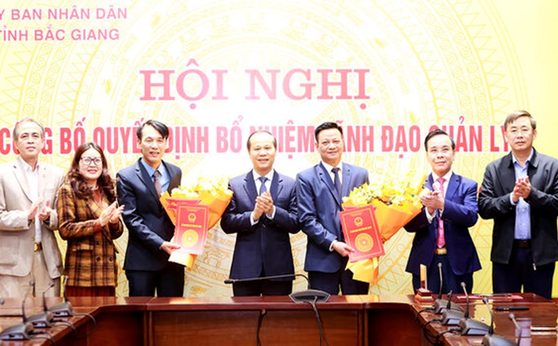 Acting Chairman of Bac Giang Provincial People's Committee Mai Son presented the Decision and flowers to congratulate Mr. La Van Nam and Mr. Nguyen Huu Hung. Photo: Bac Giang Portal