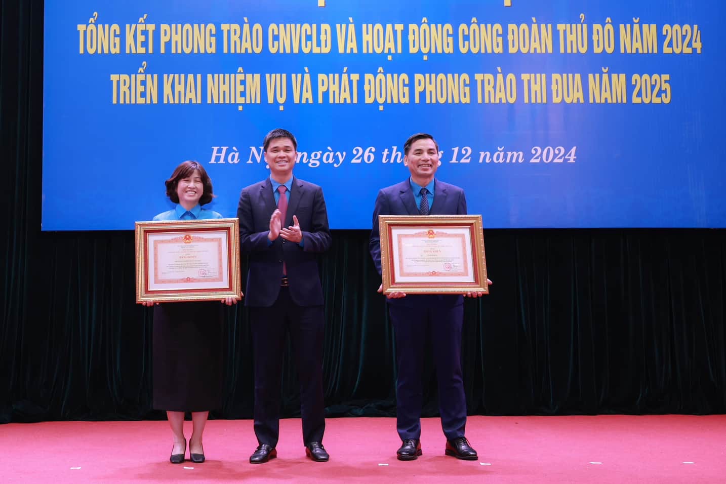 Vice President of the Vietnam General Confederation of Labor Ngo Duy Hieu presented the Prime Minister's Certificate of Merit to the Cau Giay District Labor Federation and Mr. Le Dinh Hung. Photo: Hai Nguyen