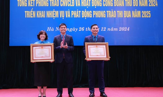 Phó Chủ tịch Tổng LĐLĐVN Ngọ Duy Hiểu trao Bằng khen của Thủ tướng Chính phủ cho LĐLĐ quận Cầu Giấy và ông Lê Đình Hùng. Ảnh: Hải Nguyễn