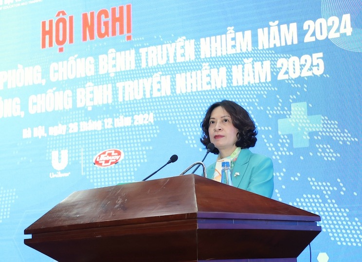 Deputy Minister of Health Nguyen Thi Lien Huong speaks at a conference summarizing the work of preventing and controlling infectious diseases. Photo: Tran Minh/Ministry of Health