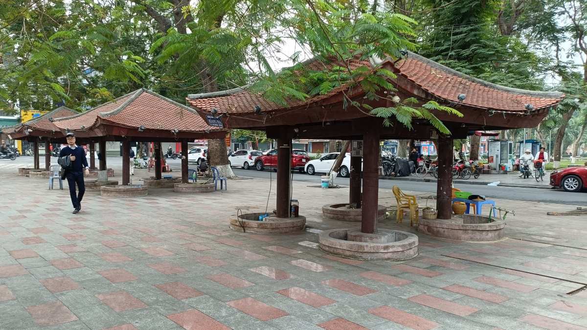 The flower shop area in the center of Hai Phong City is cleaned and decorated before Tet. Photo: Hoang Khoi