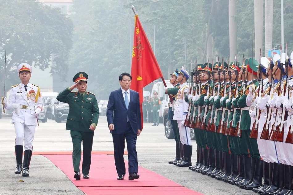 President Luong Cuong reviews the guard of honor. Photo: VNA