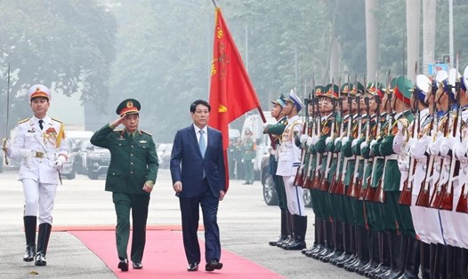 Chủ tịch nước Lương Cường duyệt đội danh dự. Ảnh: TTXVN
