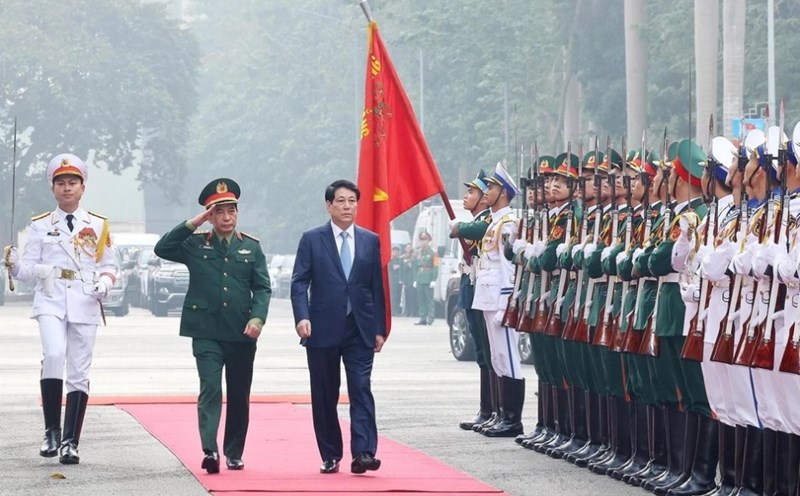 President Luong Cuong reviews the guard of honor. Photo: VNA