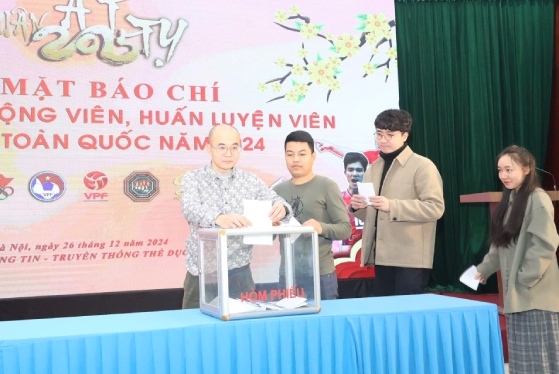 Cac nha bao, phong vien bau chon cho cac danh hieu van dong vien, huan luyen vien tieu bieu. Anh: Bui Luong