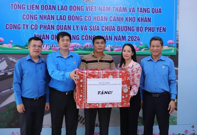 Leaders of the Vietnam General Confederation of Labor and the Vietnam Transport Trade Union presented gifts to union members in difficult circumstances. Photo: Hoai Luan