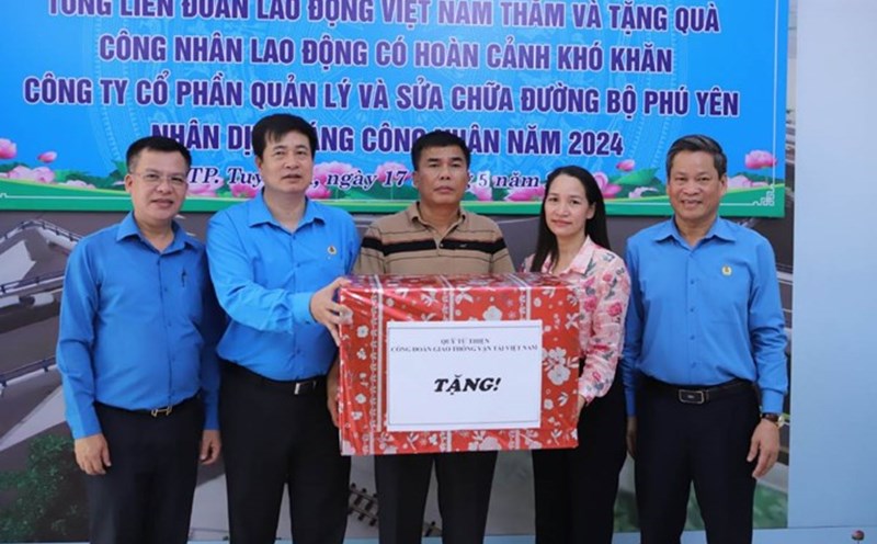 Leaders of the Vietnam General Confederation of Labor and the Vietnam Transport Trade Union presented gifts to union members in difficult circumstances. Photo: Hoai Luan