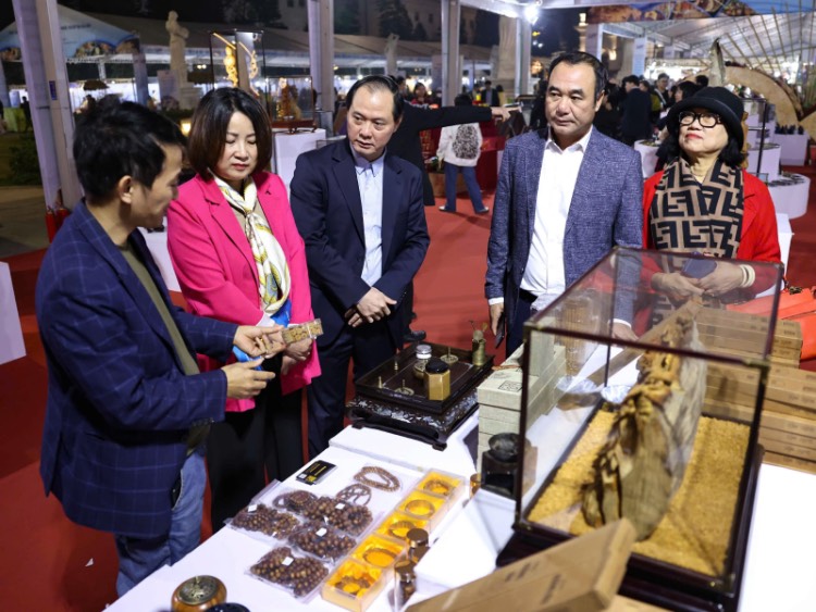 Visit the Market, a market of specialties, gifts, handicrafts, and OCOP. Photo: Quoc Hung