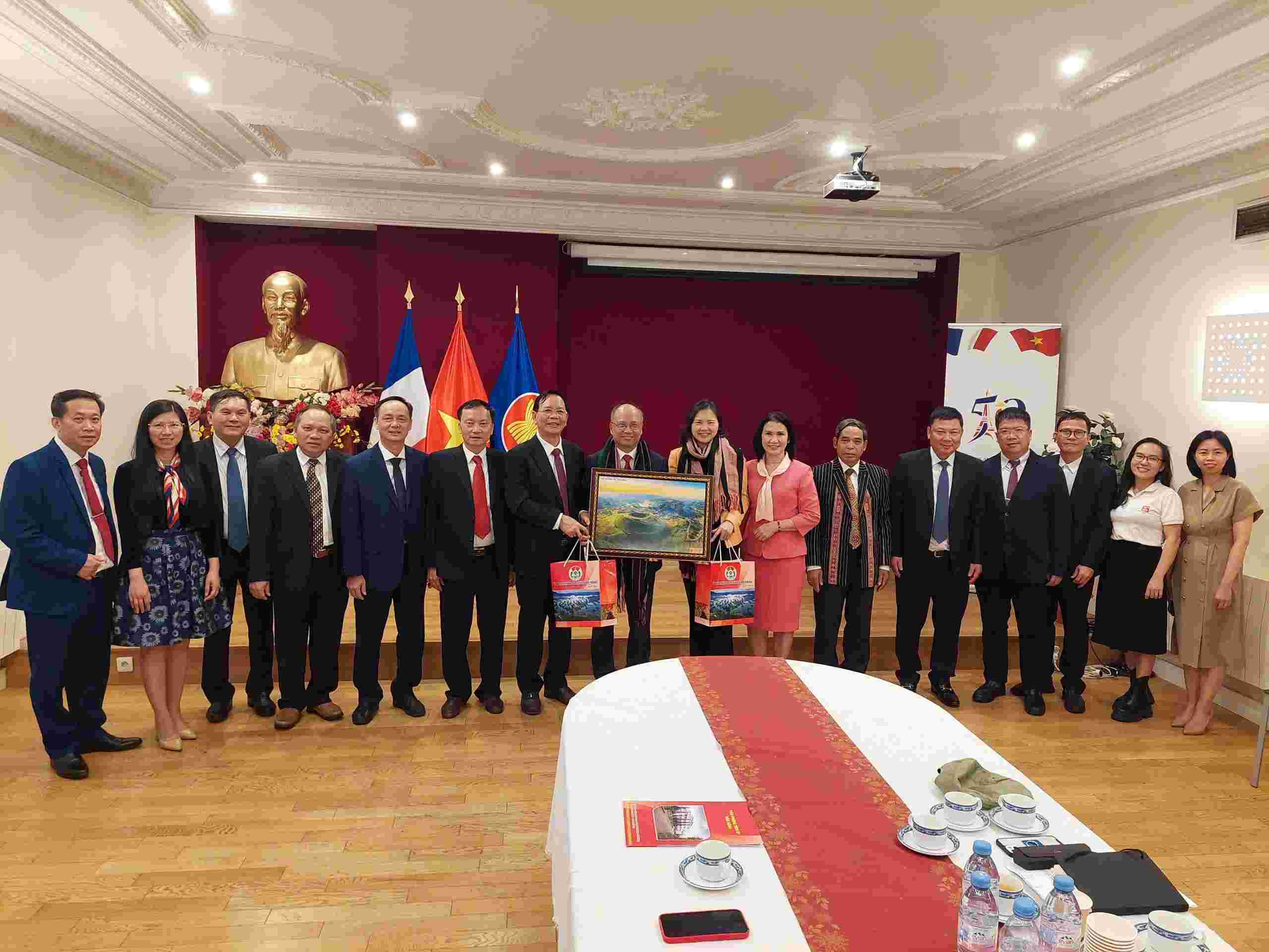 Doan dai bieu tinh Dak Nong do Bi thu Tinh uy Ngo Thanh Danh lam truong doan lam viec voi Dai su quan Viet Nam tai Cong hoa Phap va phai doan Thuong truc Viet Nam ben canh UNESCO thang 7.2024. Anh: Cong vien dia chat