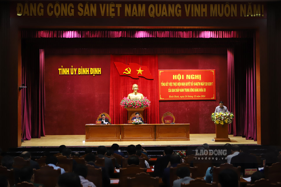 At the Conference to review the implementation of Resolution No. 18-NQ/TW, Standing Deputy Secretary of Binh Dinh Provincial Party Committee Le Kim Toan reported on the plan to reorganize and streamline the apparatus. Photo: Hoai Luan