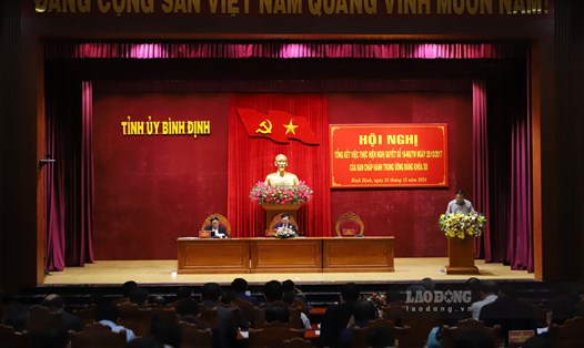 Tại Hội nghị Tổng kết việc thực hiện Nghị quyết số 18-NQ/TW, Phó Bí thư Thường trực Tỉnh ủy Bình Định Lê Kim Toàn đã báo cáo phương án sắp xếp, tinh gọn tổ chức bộ máy. Ảnh: Hoài Luân