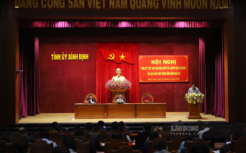 At the Conference to review the implementation of Resolution No. 18-NQ/TW, Standing Deputy Secretary of Binh Dinh Provincial Party Committee Le Kim Toan reported on the plan to reorganize and streamline the apparatus. Photo: Hoai Luan