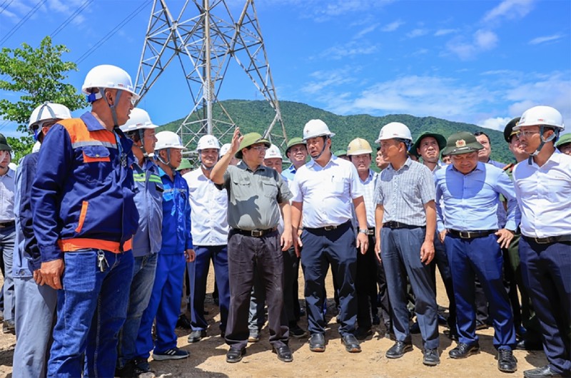 Prime Minister Pham Minh Chinh inspected and urged the construction of the 500kV power transmission line circuit 3 Quang Trach (Quang Binh) - Pho Noi (Hung Yen) section passing through Quang Binh on June 2, 2024. Photo: CMSC