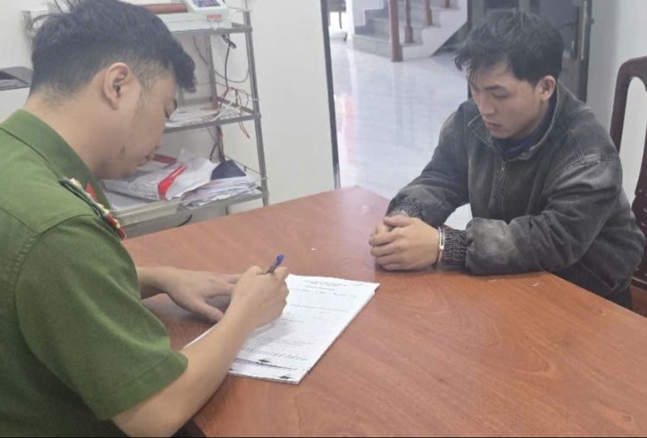 Công an điều tra vụ việc đu xe taxi trên cao tốc Liên Khương - Prenn. Ảnh: Lam Hồng