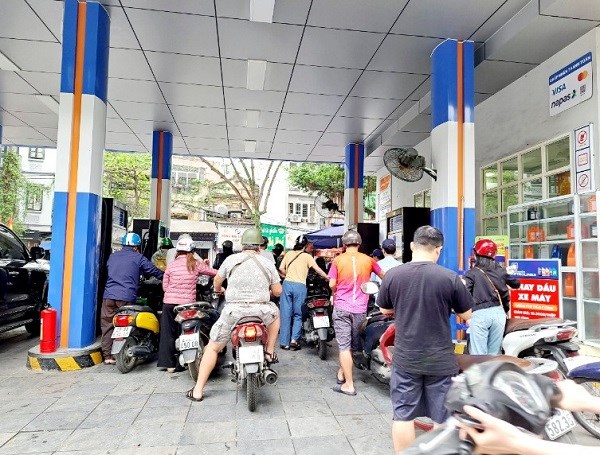 Gasoline prices are forecast to drop sharply this afternoon. Illustration photo: Ha Vy