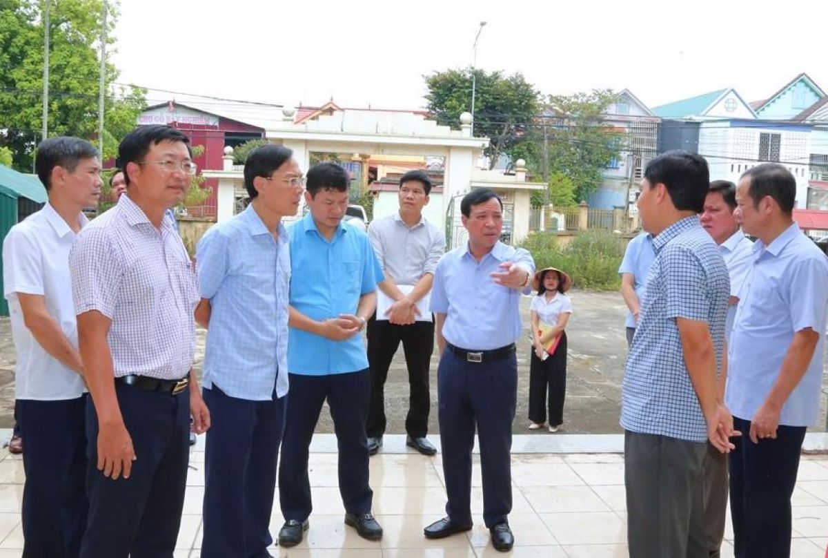 Thanh Hoa provincial leaders closely direct the arrangement of commune-level administrative units along with the settlement of surplus public assets. Photo: Tran Lam