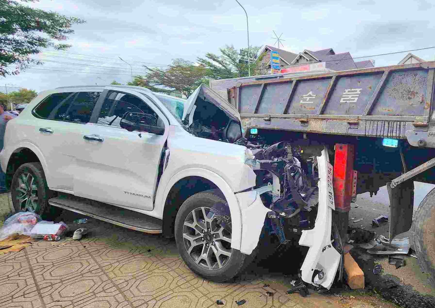 Scene of a traffic accident that sent four people to the hospital. Photo: Lam Hong