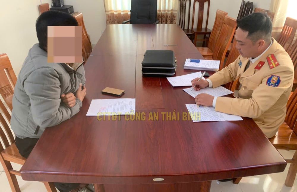 Officers of the Traffic Police and Order Team - Thai Thuy District Police work with the truck driver who violated the law. Photo: Thai Binh Provincial Police