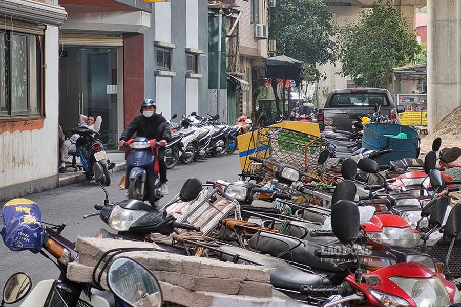 Tuy nhiên, đoạn đường này đi qua một khu chợ, hàng ngày có lượng lớn xe máy, ôtô của các tiểu thương dựng bên ngoài, gây cản trở giao thông.