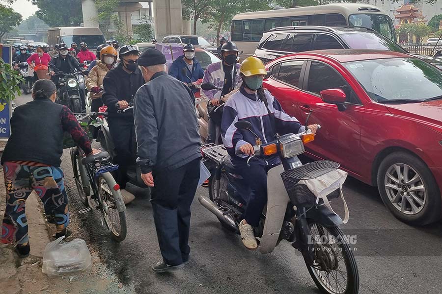 Lượng phương tiện từ Ngã Tư Sở dồn về nút giao Láng - Yên Lãng hàng ngày rất lớn, thường xuyên xảy ra ùn ứ, đặc biệt vào các khung giờ cao điểm.