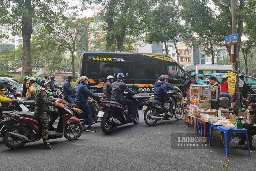 Phương tiện ùn ứ kéo dài từ lối rẽ dưới gầm nhà ga đường sắt trên cao Láng đến nút giao Láng - Yên Lãng.