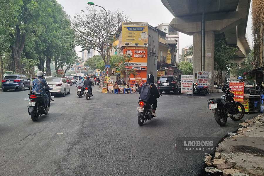 Nằm trong dự án giảm tải ùn tắc cho Ngã Tư Sở, nhánh rẽ từ đường Láng vào Yên Lãng (dưới gầm đường sắt trên cao) đã được mở rộng. Trước đó dự kiến việc mở rộng hoàn thành trong quý IV/2023, tuy nhiên đến nay mới được triển khai.