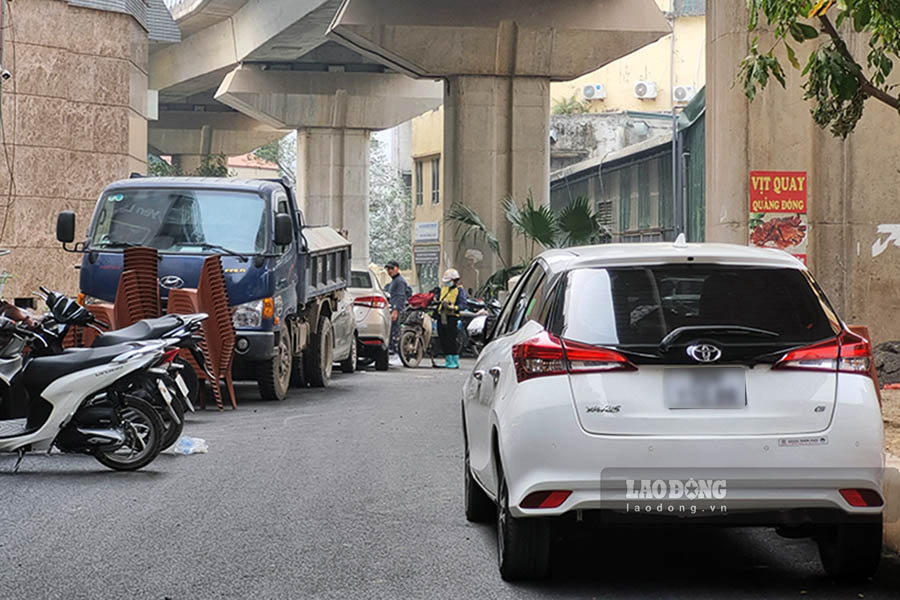 Chỉ còn một lối nhỏ ở giữa để các phương tiện lưu thông.