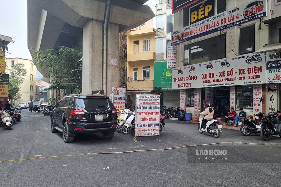 Trước đó nhánh rẽ này được chắn bằng các cột sắt, chỉ xe máy mới có thể đi vào. Hiện toàn bộ cột sắt đã được dỡ bỏ, ôtô có thể đi vào.