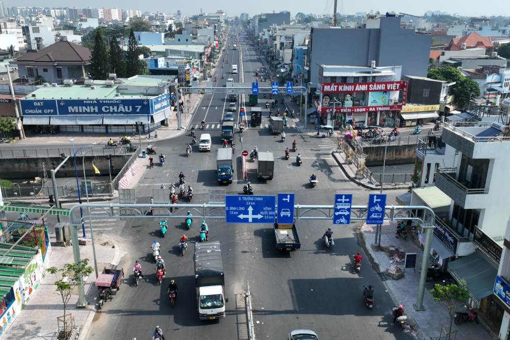 Bang chi dan, den tin hieu moi da duoc lap dat tai nut giao Tan Ky Tan Quy - kenh Nuoc Den, tao dien mao moi cho tuyen duong. 