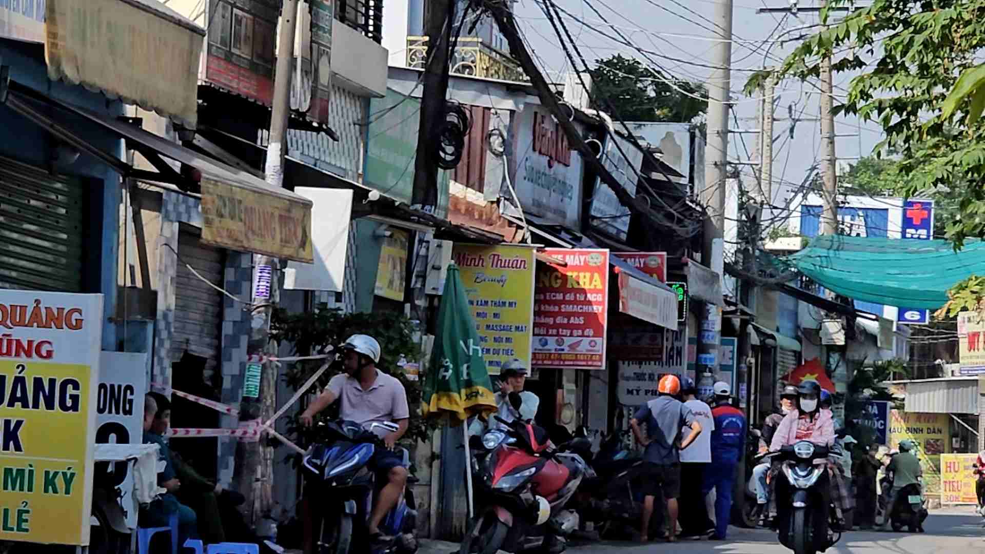 Con hẻm dẫn vào căn nhà bị cháy ở xã Vĩnh Lộc B, huyện Bình Chánh. Ảnh: Đông Hoàng