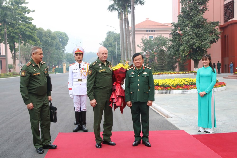 Thứ trưởng Bộ Quốc phòng Việt Nam Hoàng Xuân Chiến tặng hoa 