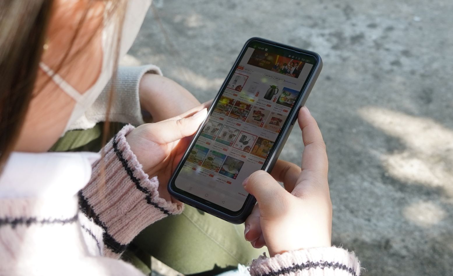 Union members buy goods at the 2025 Trade Union Tet Market exchange floor