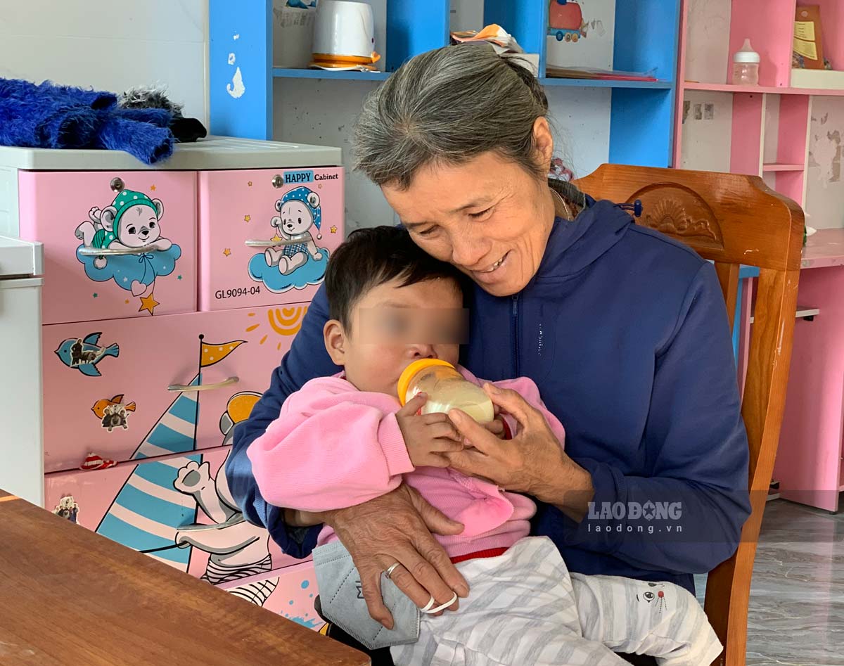 Sister Hien kindly feeds baby Bao Anh milk. Photo: Luong Ha