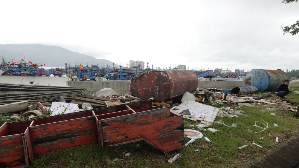 Rác thải, xà bần quanh khu vực vỉa hè cảng cá tại Đà Nẵng. Ảnh: Trần Thi