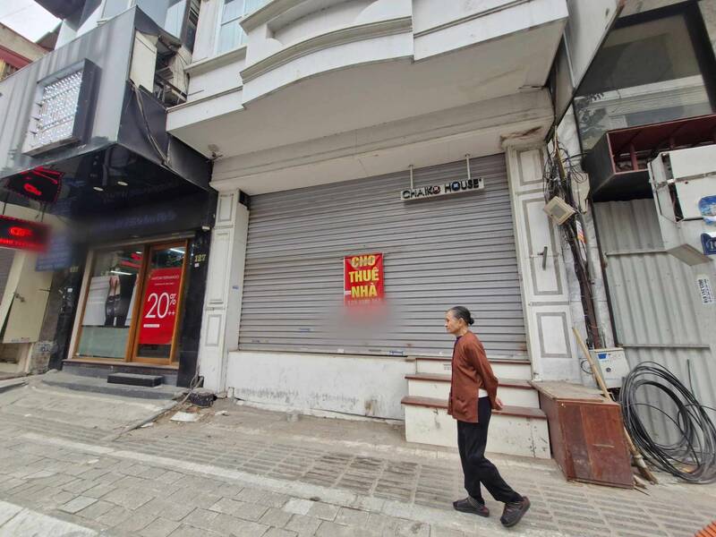 Many business premises are vacant on central streets of Hanoi. Photo: Thu Giang