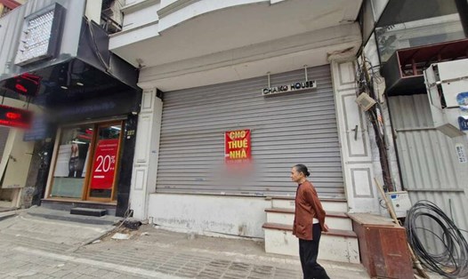 Nhiều mặt bằng kinh doanh bỏ trống ở các tuyến phố trung tâm Hà Nội. Ảnh: Thu Giang