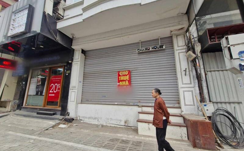 Many business premises are vacant on central streets of Hanoi. Photo: Thu Giang