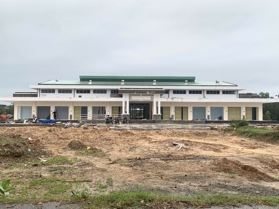 Hoa Hiep Bac Market (Lien Chieu District, Da Nang City) is under urgent construction to ensure completion on schedule. Photo: Kim Khanh