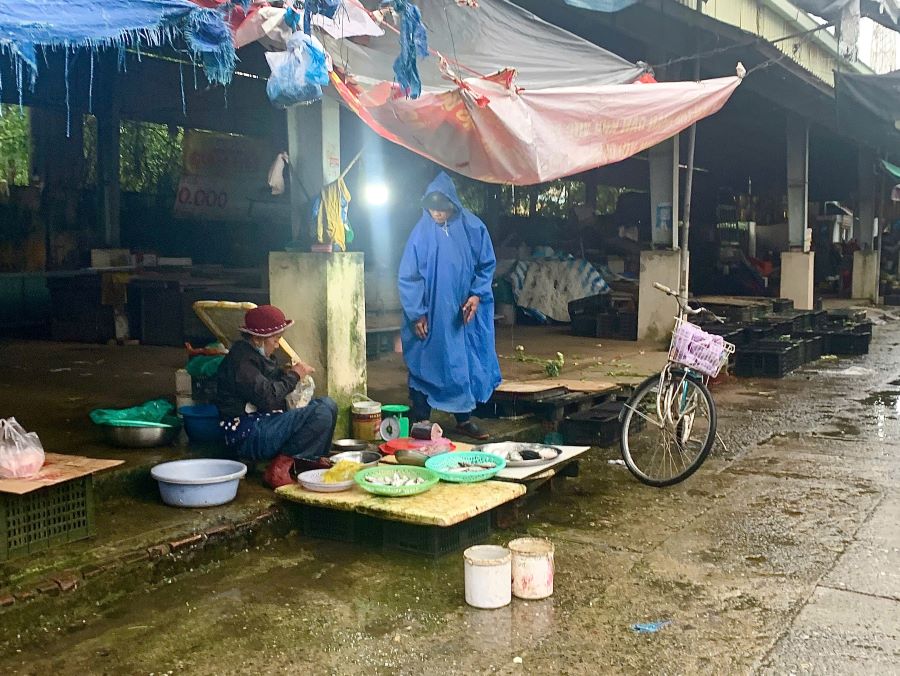 Cho Vat Tu – mot trong 3 cho tam tren dia ban phuong Hoa Hiep Bac nam o vi tri chat hep gay bat tien cho nguoi mua va nguoi ban. Anh: Kim Khanh