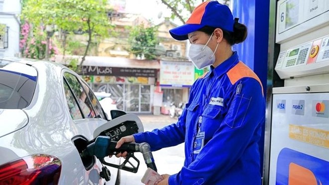 Gasoline prices have decreased since 3 p.m. today (December 26), following adjustments by the Ministry of Industry and Trade and the Ministry of Finance. Photo: Hai Nguyen