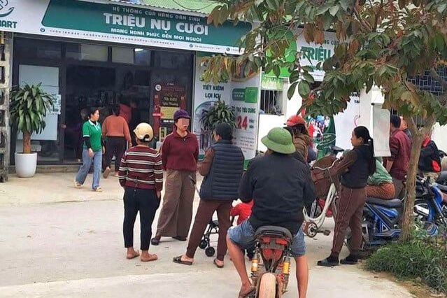 People gathered in front of the store of Trieu Nu Cuoi Company in Tra Lan town, Con Cuong district (Nghe An) to demand their rights. Photo: Hai Dang
